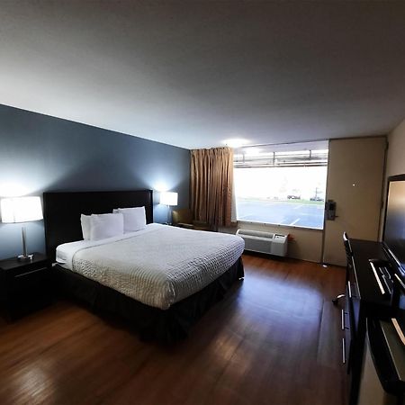 Americas Best Value Inn Moline Bagian luar foto