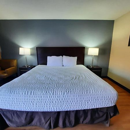 Americas Best Value Inn Moline Bagian luar foto