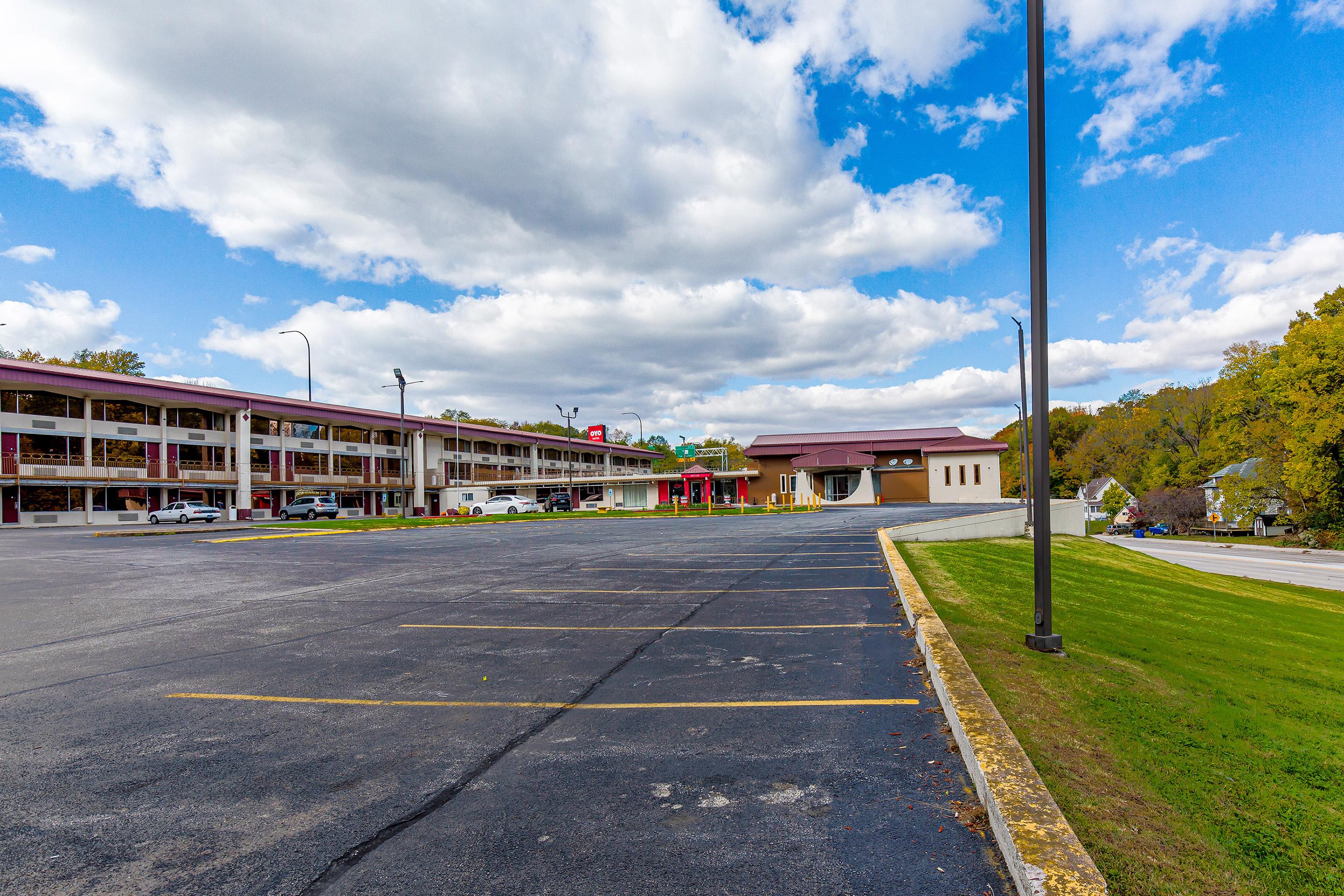 Americas Best Value Inn Moline Bagian luar foto
