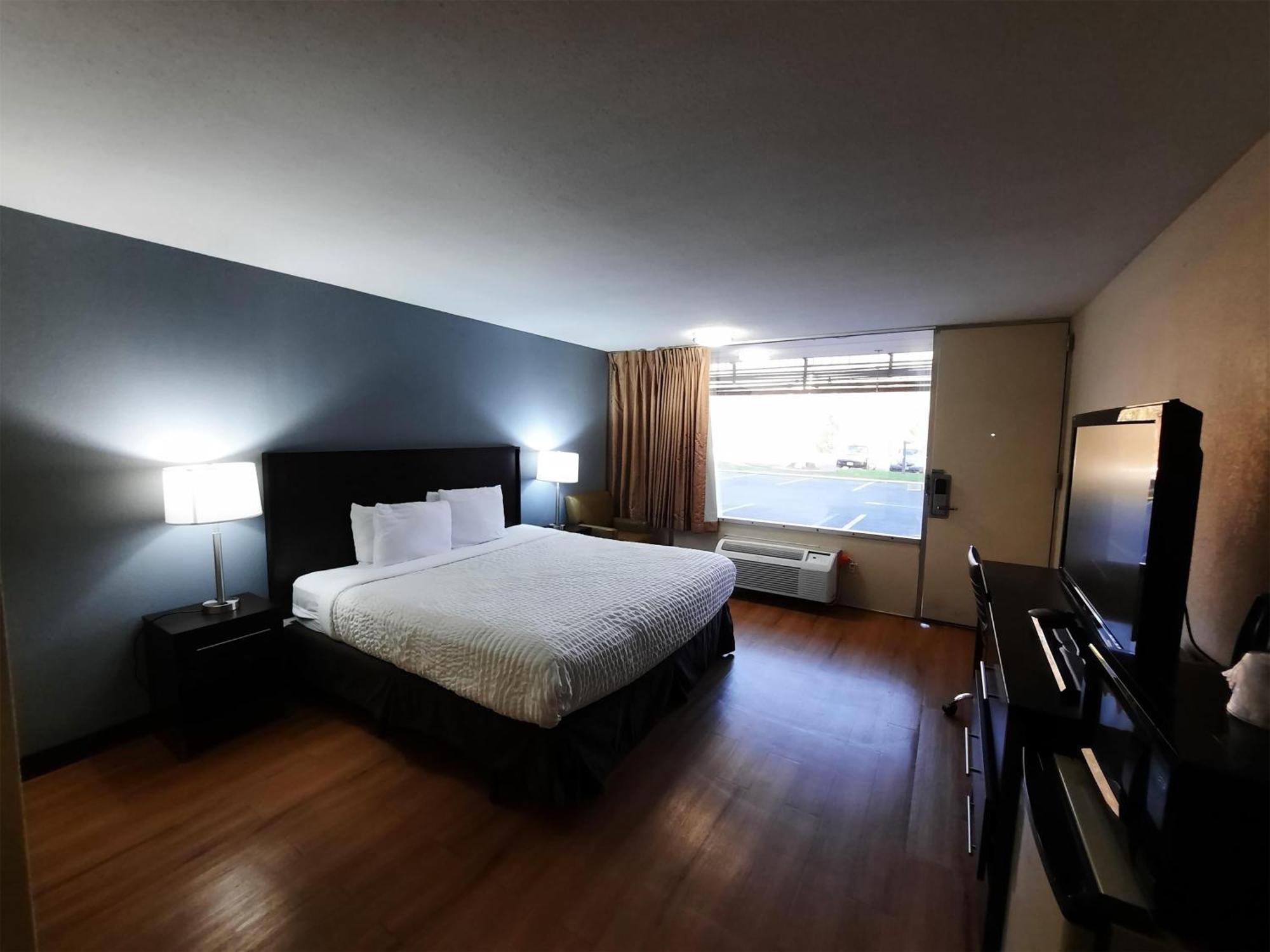 Americas Best Value Inn Moline Bagian luar foto