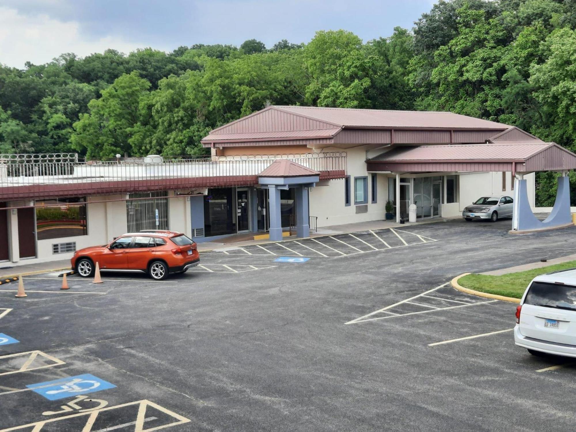 Americas Best Value Inn Moline Bagian luar foto