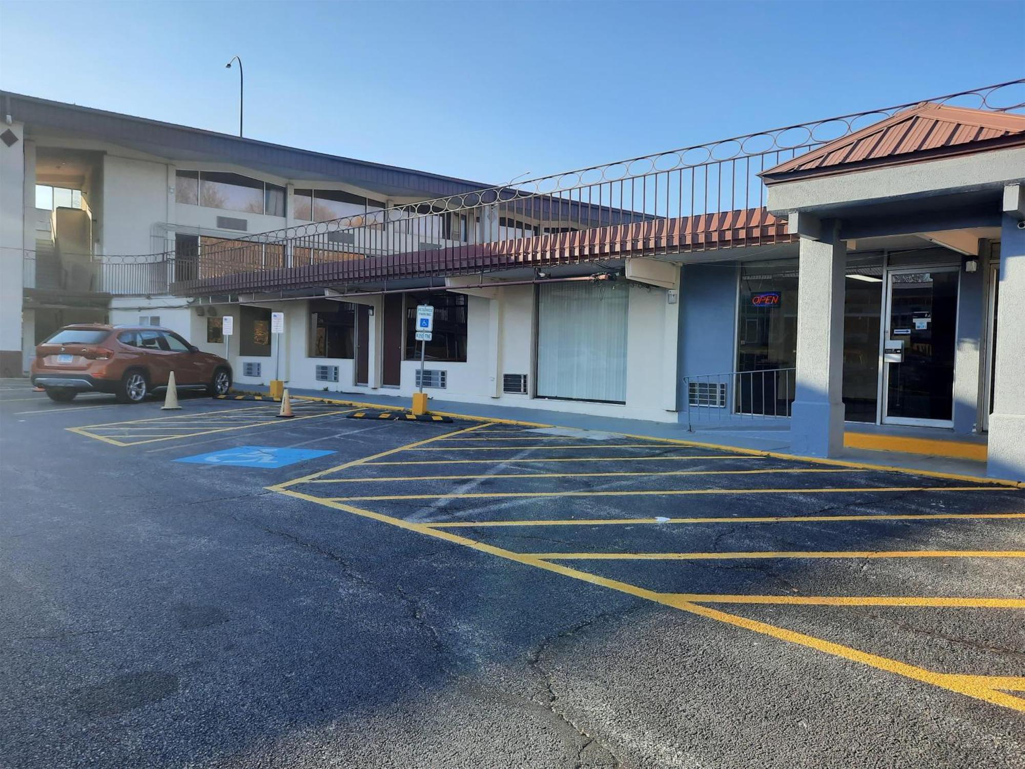 Americas Best Value Inn Moline Bagian luar foto