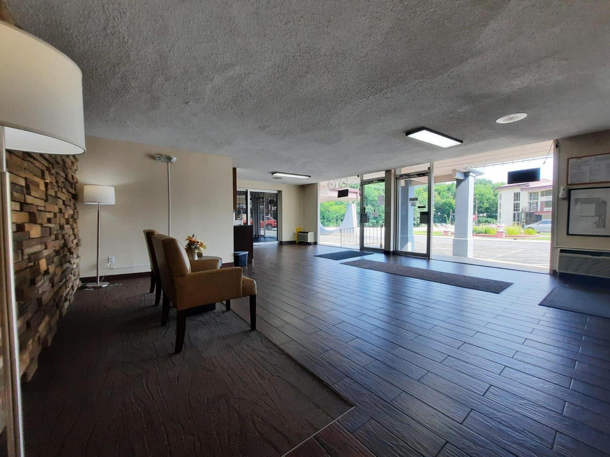 Americas Best Value Inn Moline Bagian luar foto