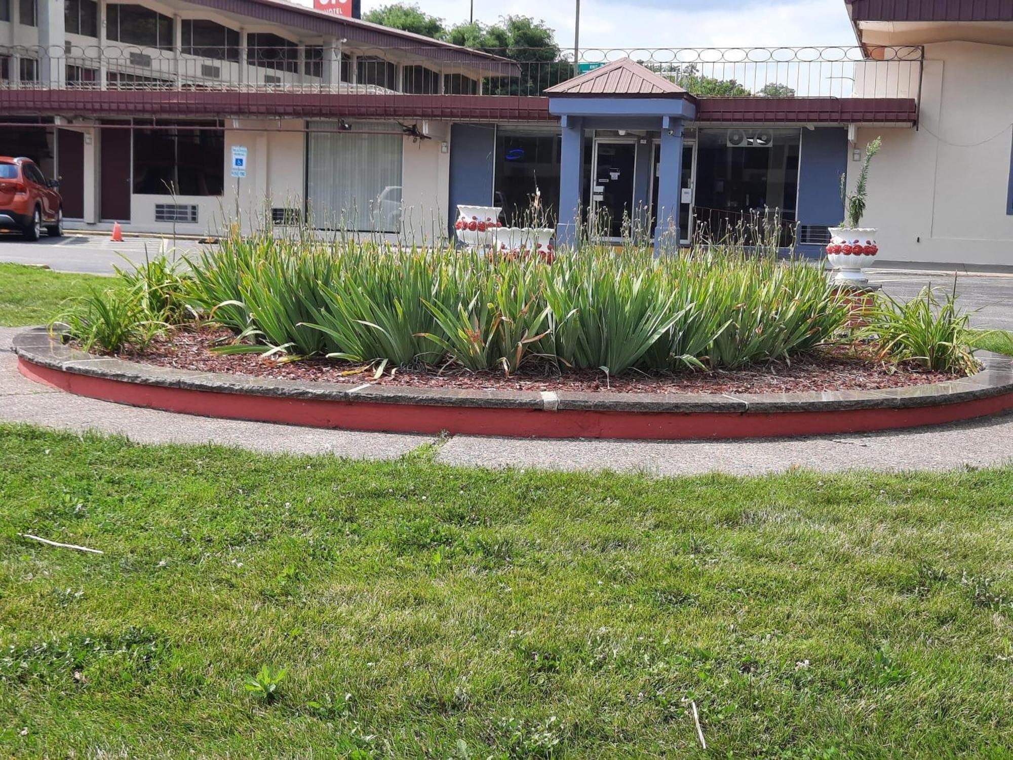Americas Best Value Inn Moline Bagian luar foto